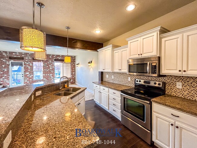 Building Photo - Spectacular 3 bed 2.5 bath in Highland