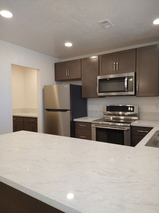 Building Photo - ALL UTILITIES INCLUDED! 3 Bed / 1 Bath Remodeled Condo/Duplex at Tanglewood