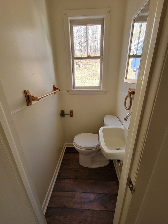 Building Photo - Wonderful spacious country home