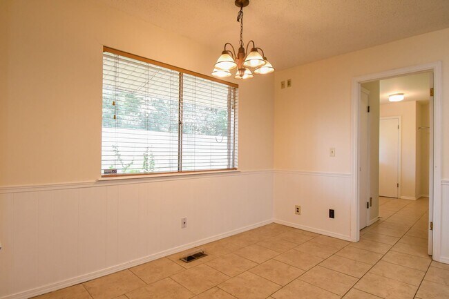 Building Photo - Charming 3-Bedroom Home in the Warrenton Neighborhood!