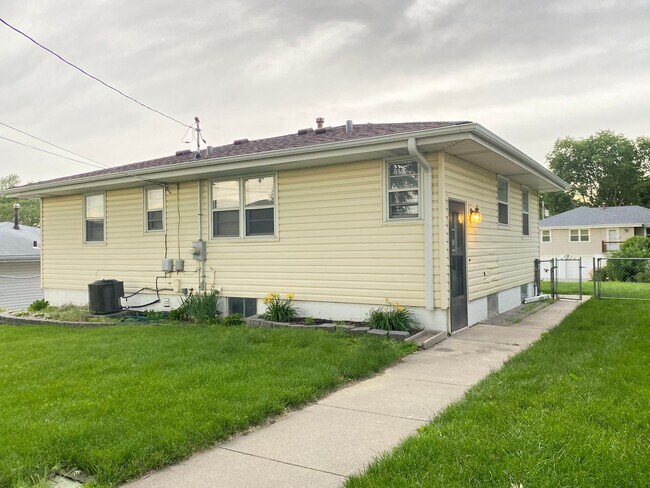 Building Photo - Beautiful 3 bed 1 bath house, over sized driveway, garage and fenced in back yard $1,695  [Move-i...