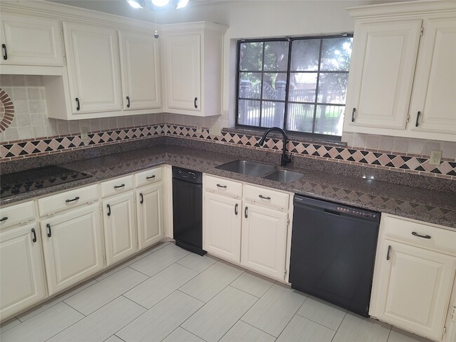 Building Photo - 5719 Encore Dr