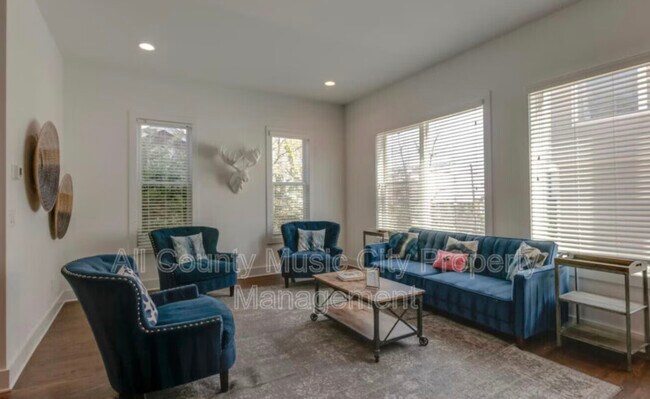 Building Photo - 3009 Delaware Ave