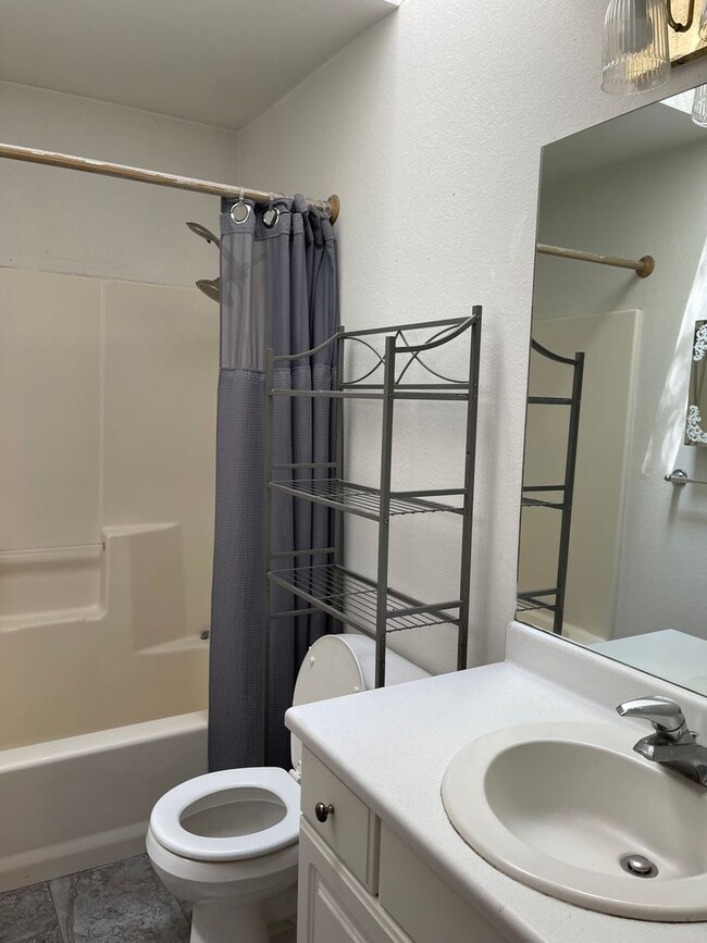 Building Photo - 3 Bedroom Home with Shop