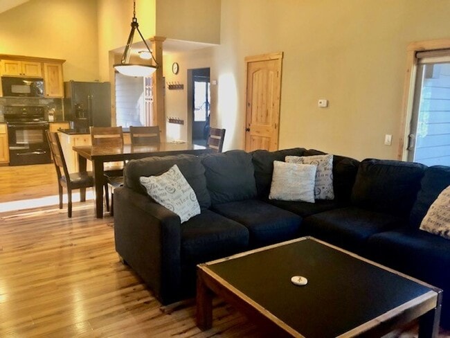 Building Photo - Sunriver Retreat - 2 Cedar Lane