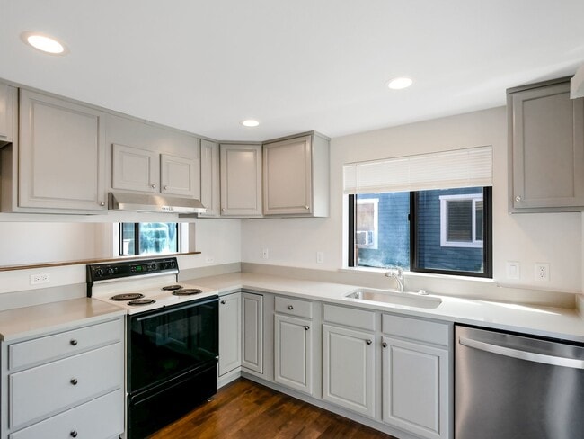 Building Photo - 2 BED & 1.5 BATH DUPLEX FOR RENT