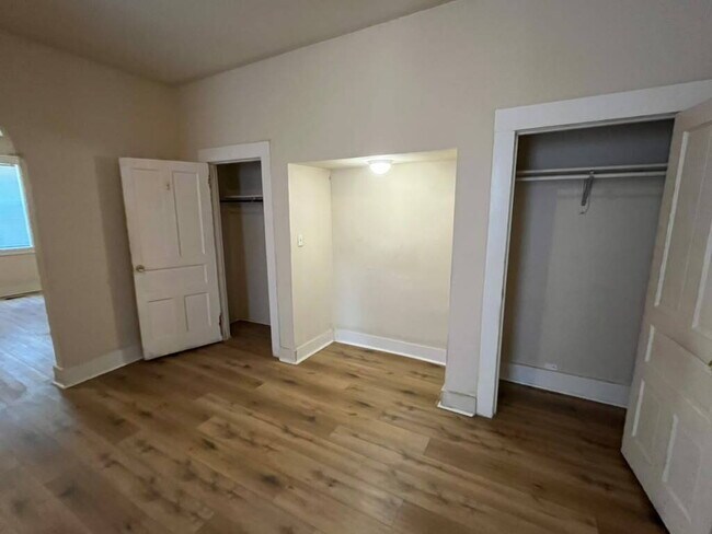 Building Photo - "Charming 1-Bedroom FIRST FLOOR Duplex in St. Louis City- Your Spacious 850 sq. ft. Retreat Await...