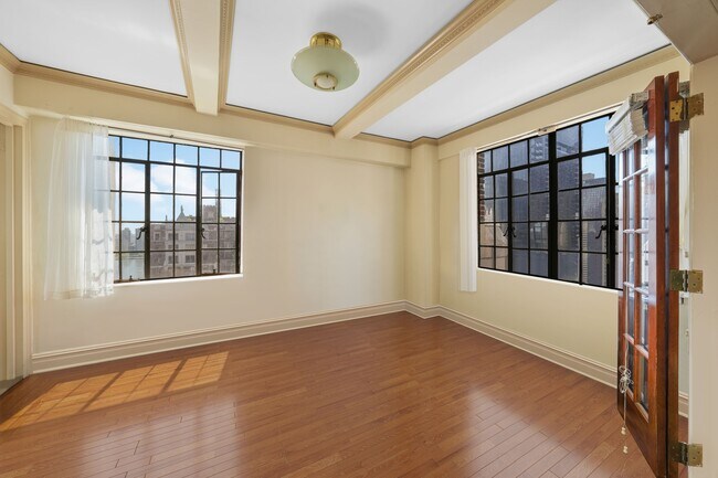 Building Photo - 320 E 42nd St