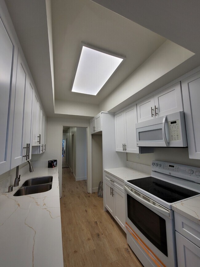 Building Photo - 900 Euclid St