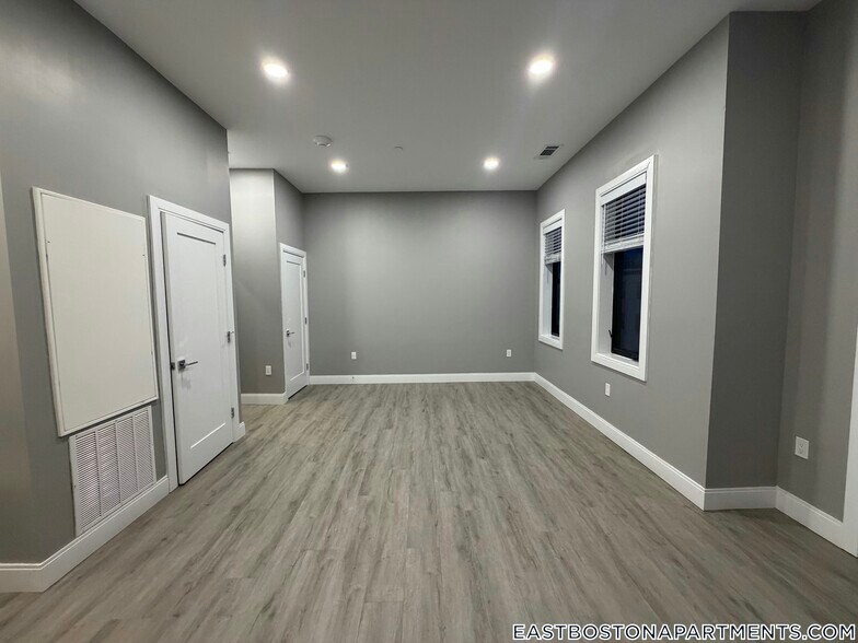 Building Photo - 656 Saratoga St