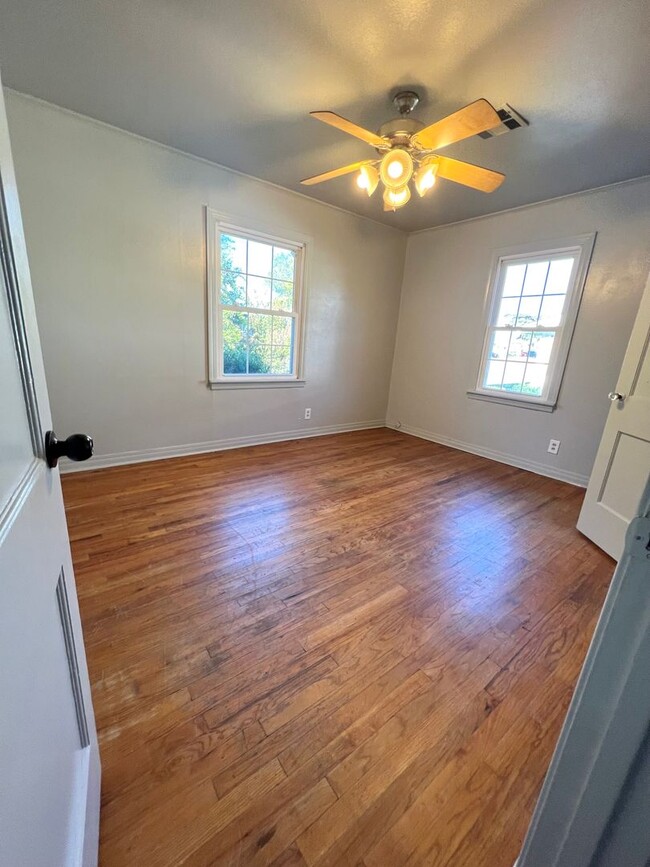 Building Photo - Remodeled Central Norman 3-bed 2-bath 2 Li...