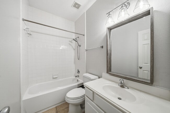 Building Photo - 2711 Wallingford Pnes