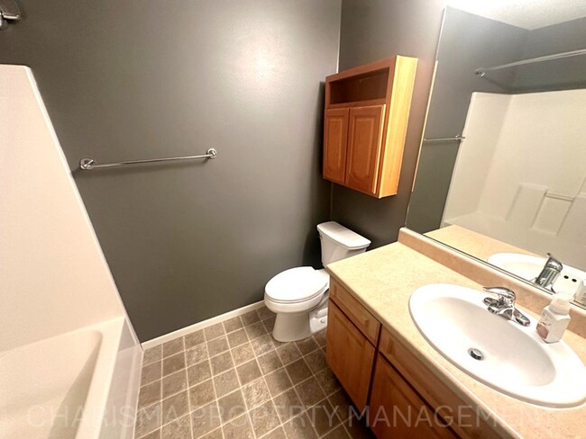 Building Photo - WALK IN LEVEL 2 BD, 1 BA CONDO WITH WOOD F...