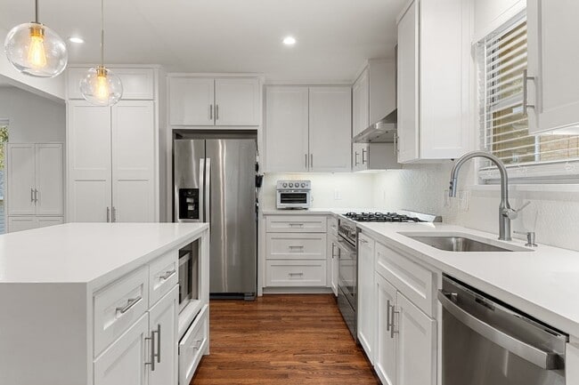 Building Photo - 8053 Claremont Dr