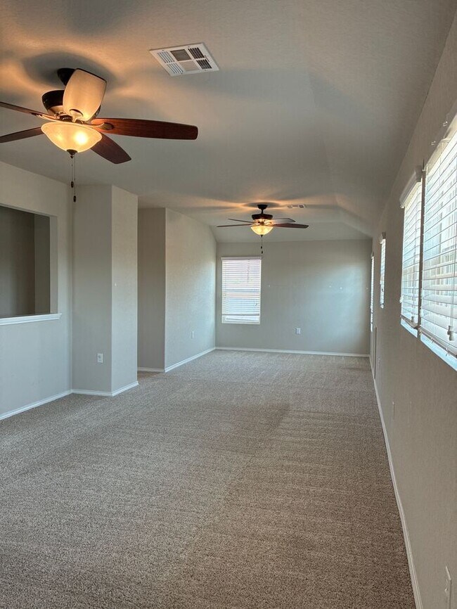 Building Photo - Charming 4 beds 2.5 baths in San Antonio!