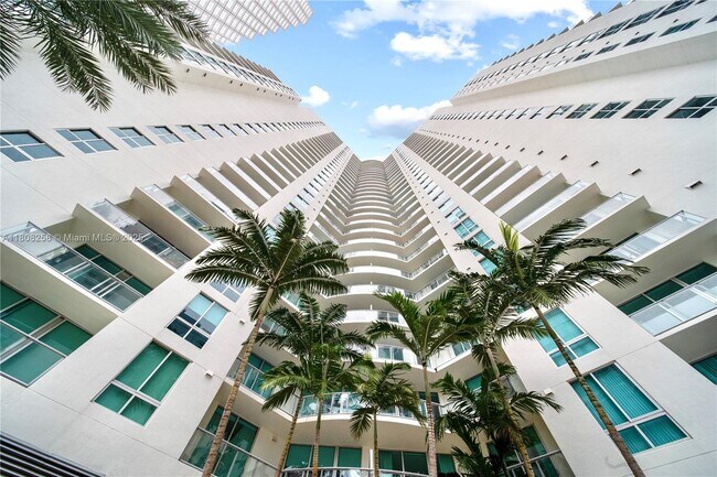 Building Photo - 300 S Biscayne Blvd