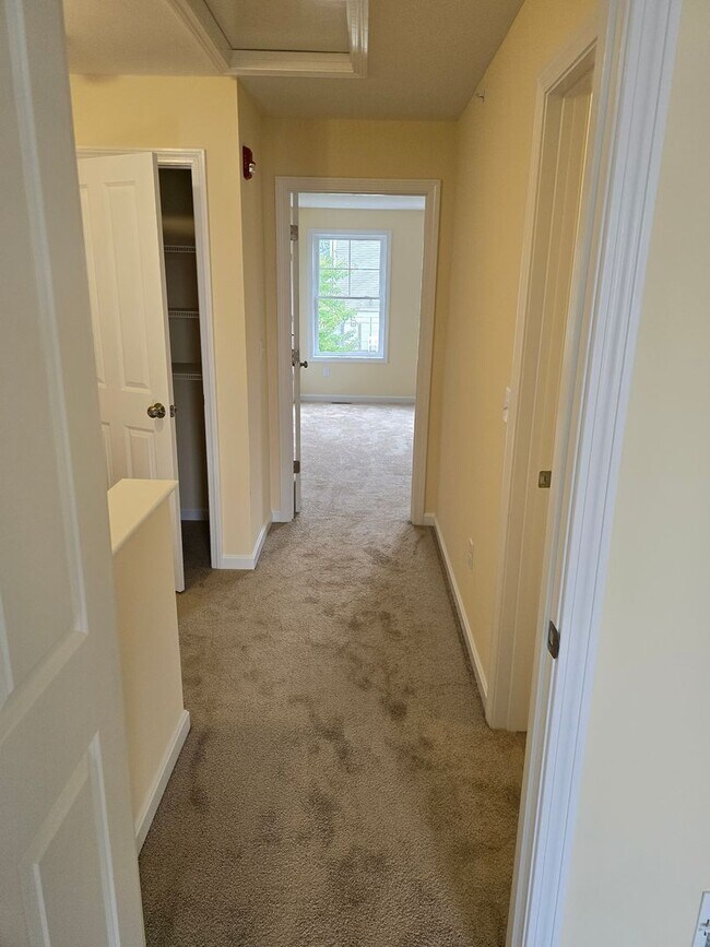 Building Photo - Megway Ct. (2-5)