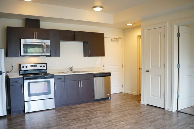 Building Photo - Great 1 Bdr w/Washer/Dryer, Private Balcony + SUMMER SAVINGS!