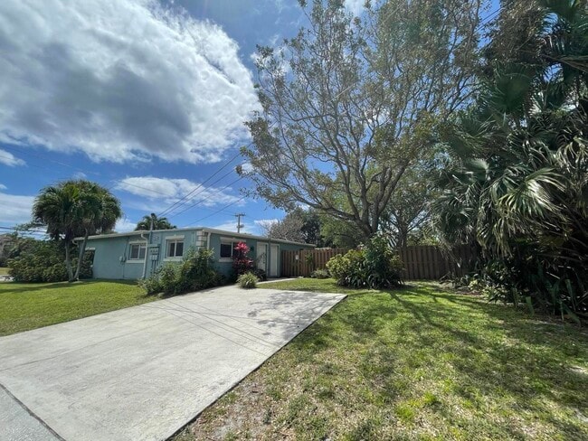 Building Photo - 701 SE 4th St