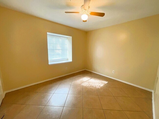 Building Photo - 5615 Lynngate Dr