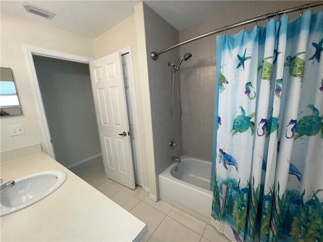 Building Photo - 962 Montrose Ave