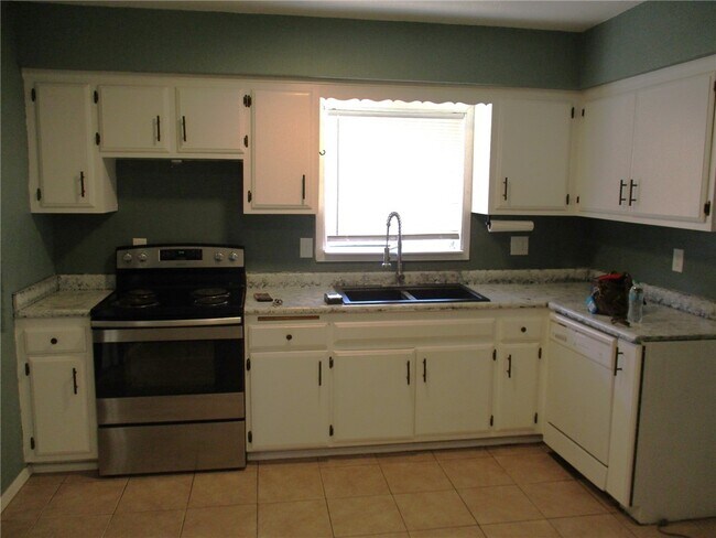 Building Photo - 10057 Driftwood Cir