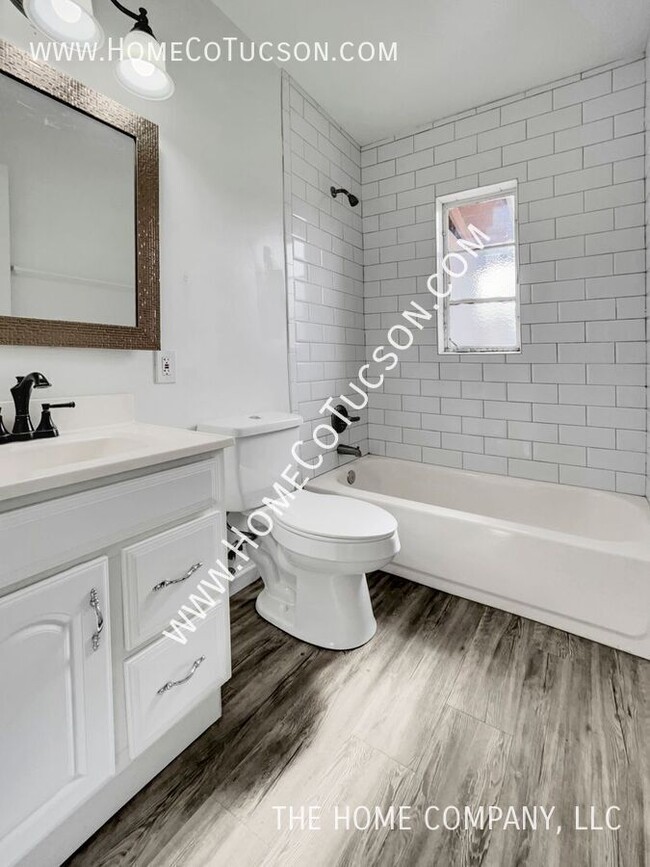 Building Photo - 833 W Jacinto St