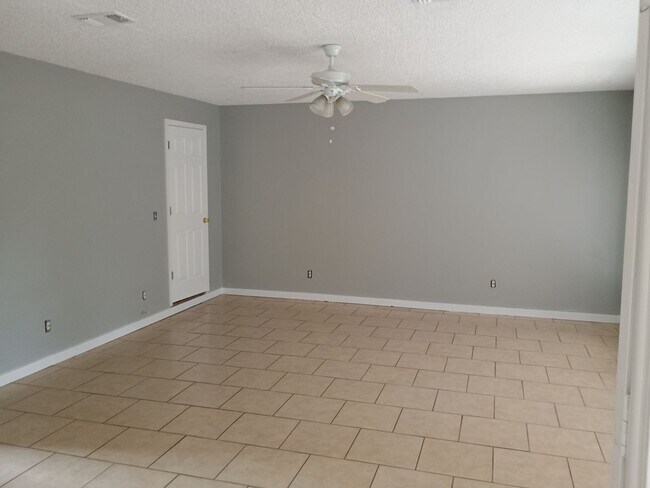 Building Photo - 4 bedroom 2 bathroom House- fenced in yard