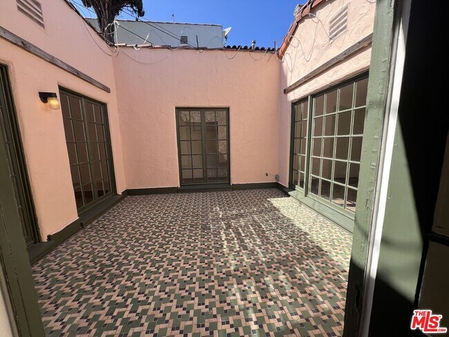 Building Photo - 4956 S San Vicente Blvd