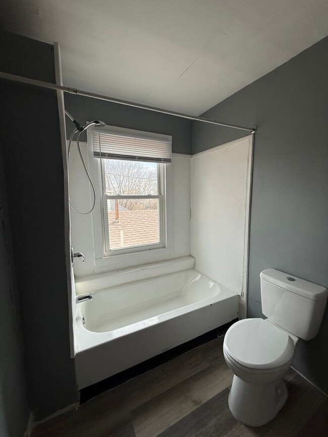 Building Photo - Spacious 2 bedroom home