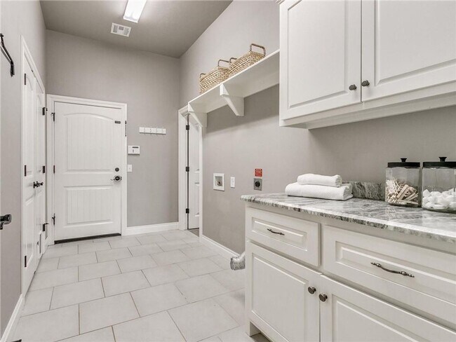 Building Photo - Stunning Home in West Edmond + 5 bedrooms ...