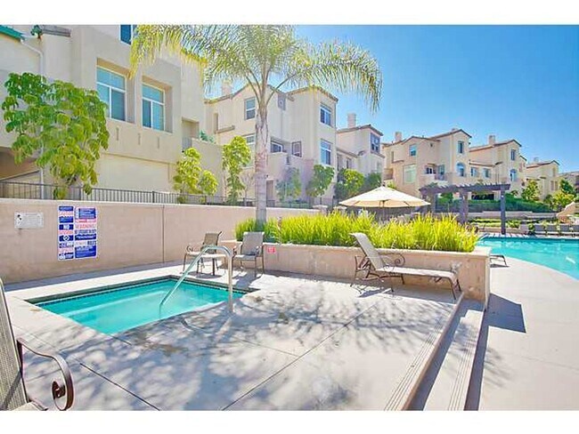 Building Photo - 3 Bedroom Townhome in gated Corte Bella community!!