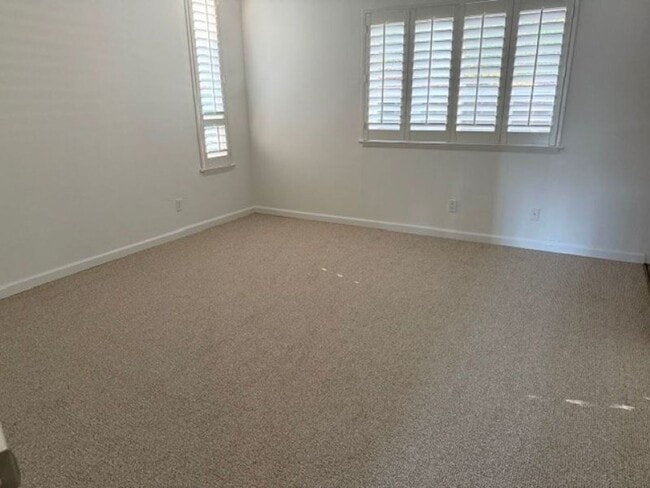 Building Photo - Newly Updated Condo with In-Unit Laundry and View