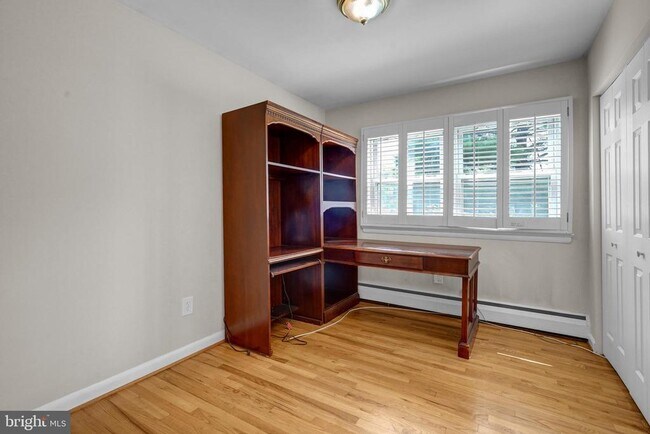 Building Photo - 8905 Valley Forge Dr