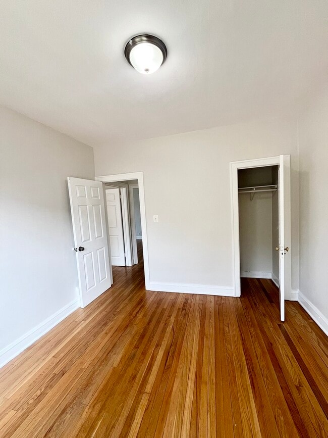 Building Photo - 4958 W Dickens Ave