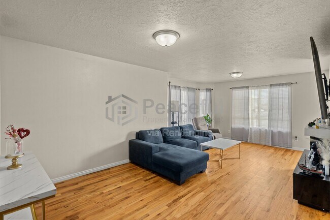 Building Photo - 1541 W Ln Ct