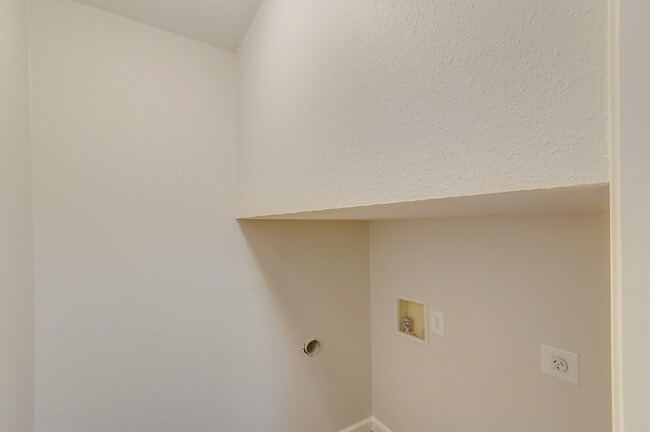 Building Photo - 2 BEDROOM/2 BATH FABULOUS LOCATION AT THE DESIRABLE ENERGY CORRIDOR