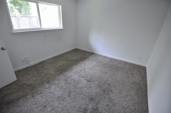 Building Photo - 11301 Oakwood Dr