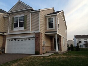 Building Photo - Great location *3bd*2.5Bth End Unit Townhome Avail July 1 2026