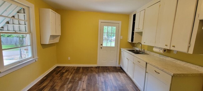 Building Photo - Gorgeous fully remodeled 3 bedroom/1&1/2 bath Cottage.