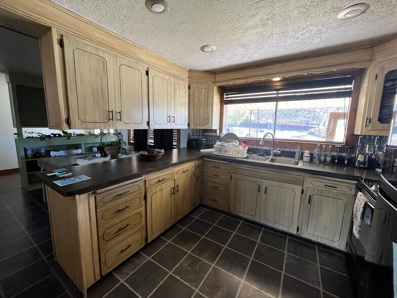 Building Photo - 697 N 1020 E