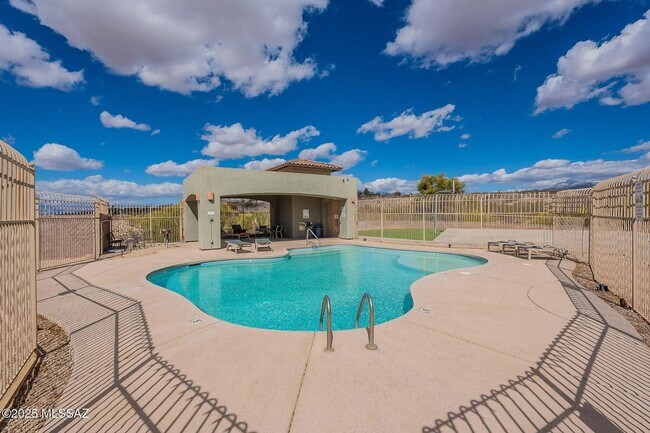 Building Photo - 4 Bedroom Home with Community Pool in Vail...