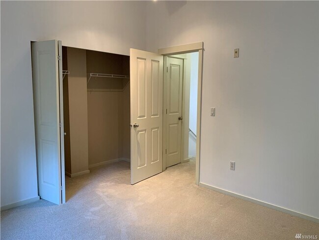 Building Photo - 2Bd/2.25Ba Redmond Townhouse