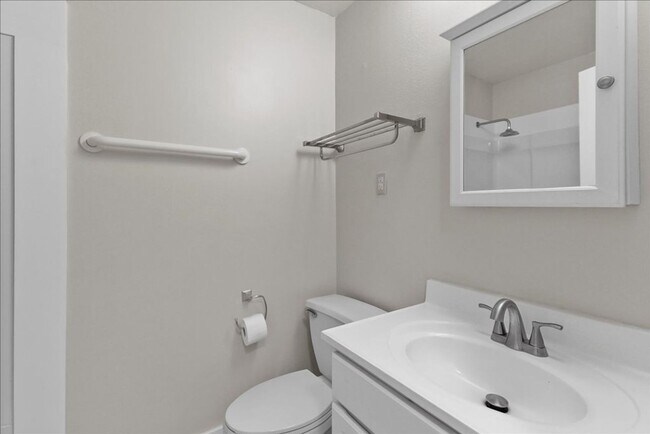 Building Photo - Completely Renovated 3 Bed 2 Bath home wit...