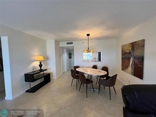 Building Photo - 7260 Kinghurst Dr