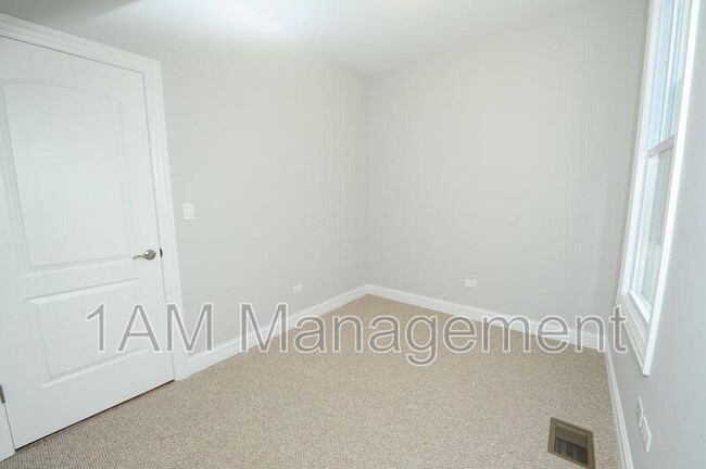 Building Photo - 3242 N Ridgeway Ave