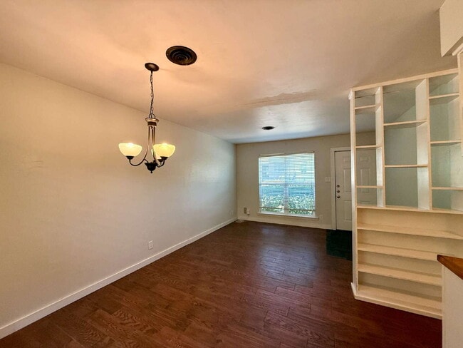 Building Photo - Updated 2-Bedroom Duplex in the Heart of C...
