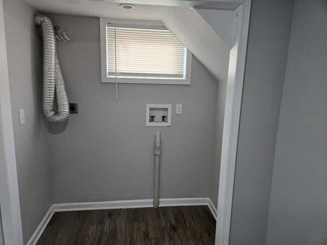 Building Photo - 931 SW Kingscross Rd