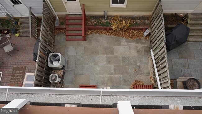 Building Photo - 405 Main St