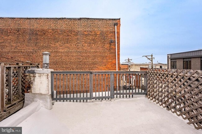 Building Photo - 1327 Snyder Ave